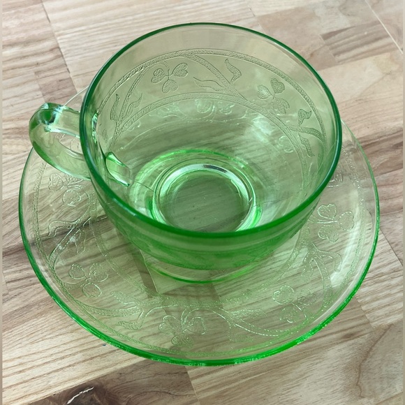 Rare Vintage 1930’s Hazel Atlas Uranium Glass Tea Cup and Saucer Shamrock Motif - Picture 3 of 10